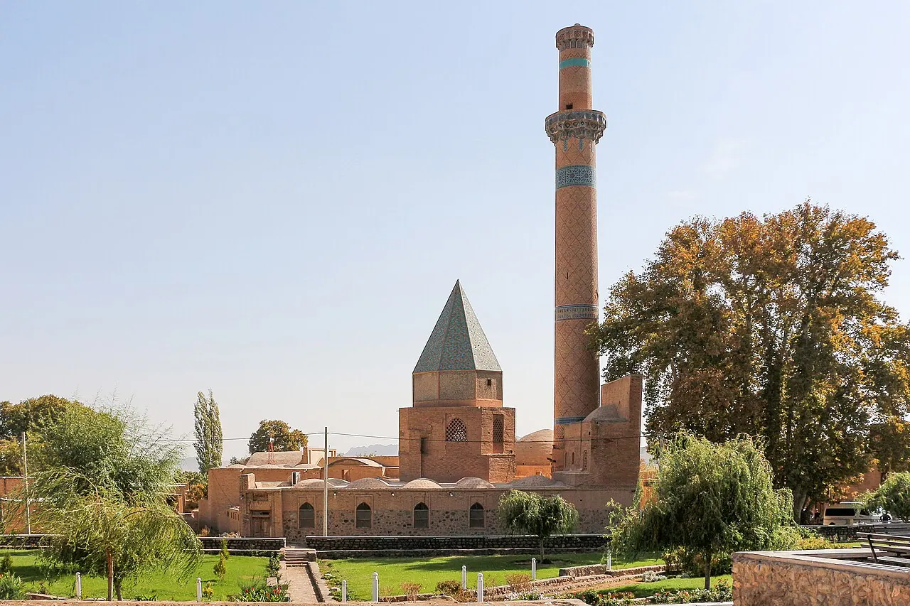 آرامگاه شیخ عبدالصمد با گنبد هرمی کاشیپوش و مناره مسجد جامع نطنز